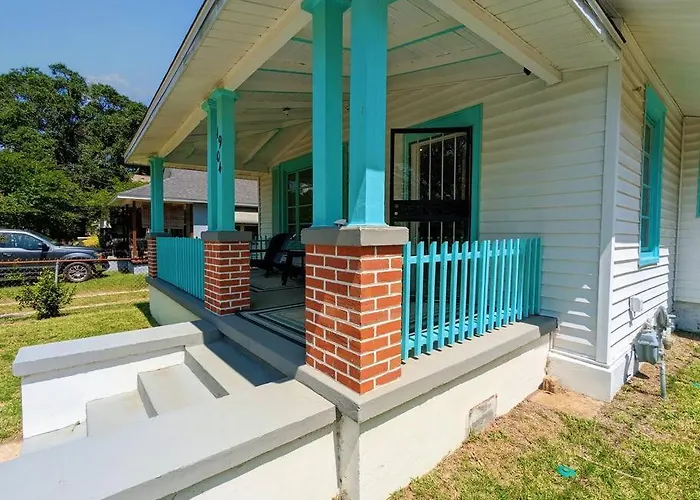 Holiday home 2 Bedroom Quaint Private Nr Downtown & Beaches Pensacola