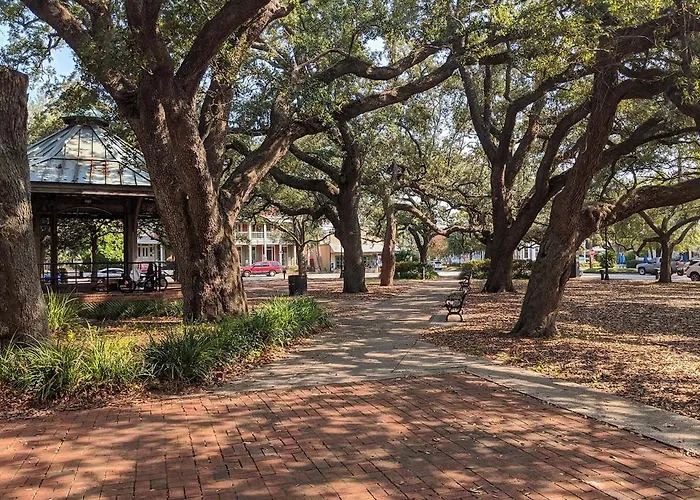 2 Bedroom Quaint Private Nr Downtown & Beaches *