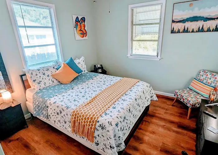 2 Bedroom Quaint Private Nr Downtown & Beaches