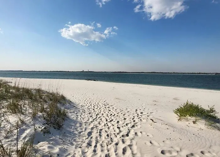 2 Bedroom Quaint Private Nr Downtown & Beaches