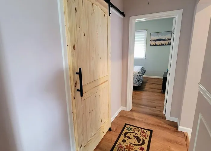 Holiday home 2 Bedroom Quaint Private Nr Downtown & Beaches *
