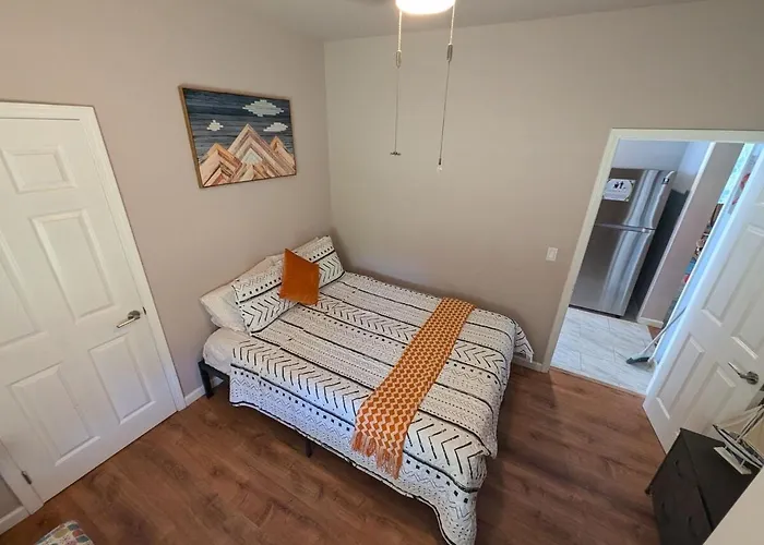 2 Bedroom Quaint Private Nr Downtown & Beaches