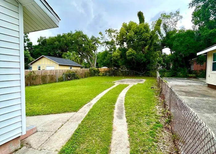 Holiday home 2 Bedroom Quaint Private Nr Downtown & Beaches *