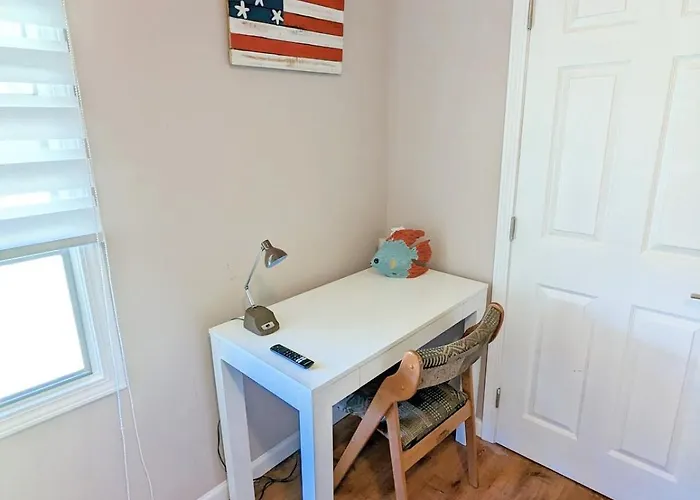 Holiday home 2 Bedroom Quaint Private Nr Downtown & Beaches *