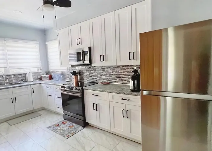 Holiday home 2 Bedroom Quaint Private Nr Downtown & Beaches *