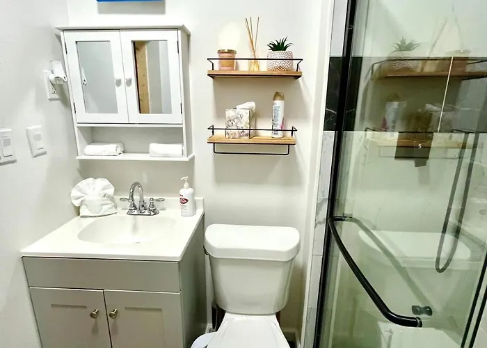 Holiday home 2 Bedroom Quaint Private Nr Downtown & Beaches