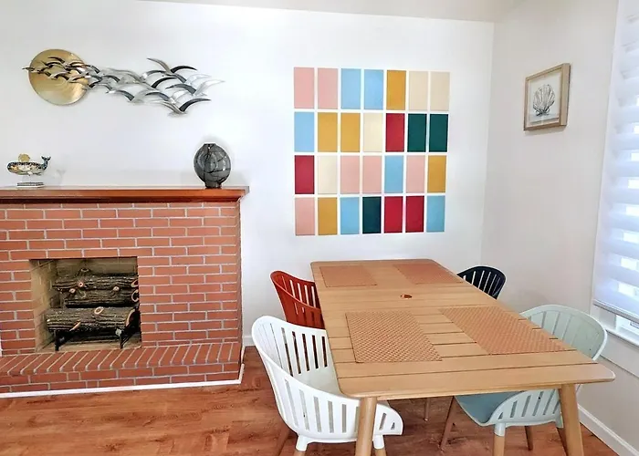 2 Bedroom Quaint Private Nr Downtown & Beaches *