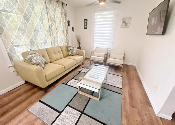2 Bedroom Quaint Private Nr Downtown & Beaches