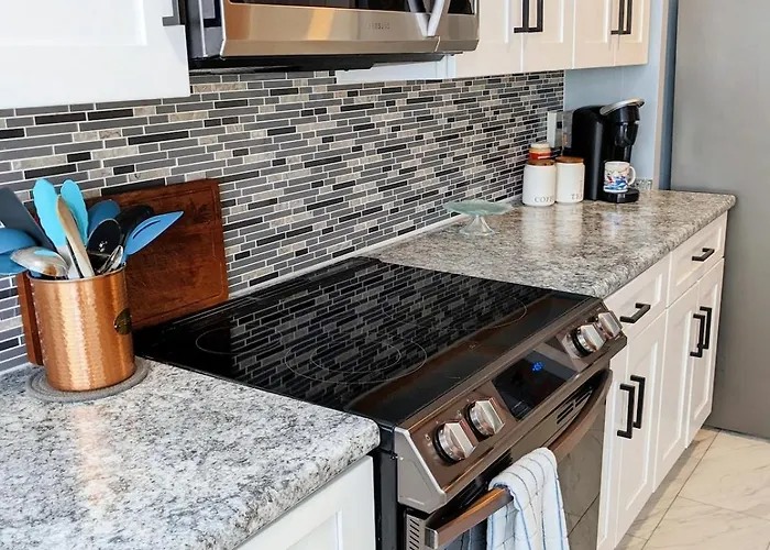 2 Bedroom Quaint Private Nr Downtown & Beaches *