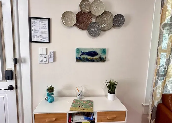 2 Bedroom Quaint Private Nr Downtown & Beaches *