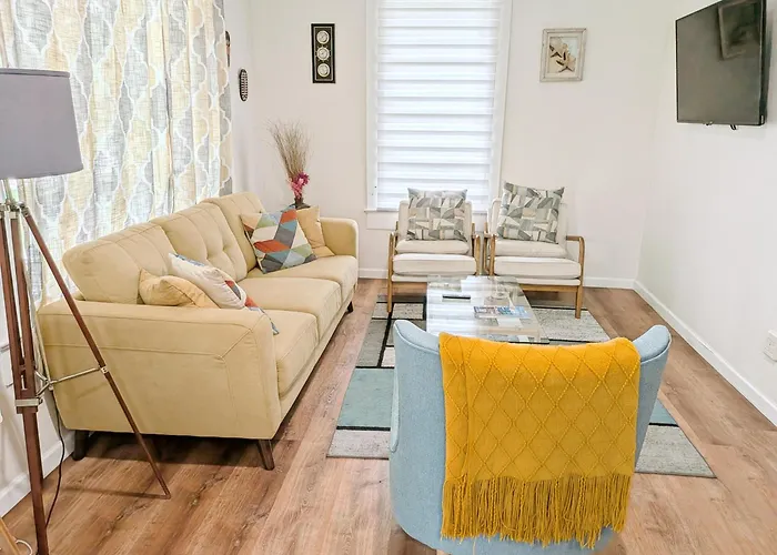 2 Bedroom Quaint Private Nr Downtown & Beaches *